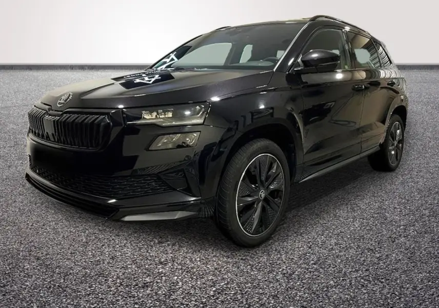 SUV SKODA KAROQ noir en 3/4 avant droit avec calandre noire et jantes distinctives Sportline.
