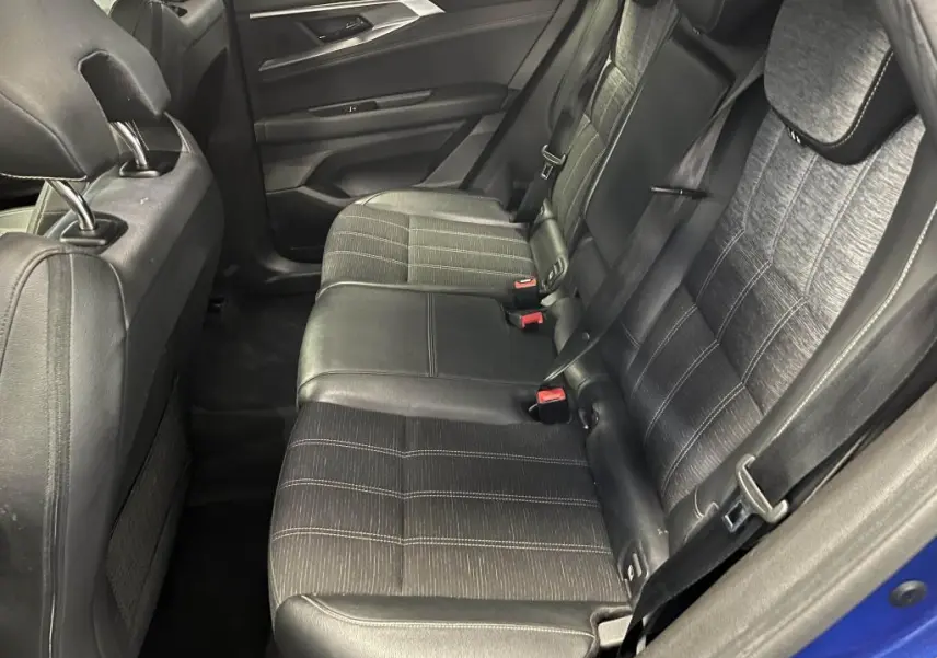 Vue intérieure côté droit des sièges arrière en simili-cuir et tissu gris du Renault Austral bleu 2023.