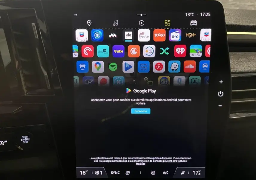 Écran tactile central du Renault Austral 2023 affichant l'interface Google Play et commandes climatisation en bas.