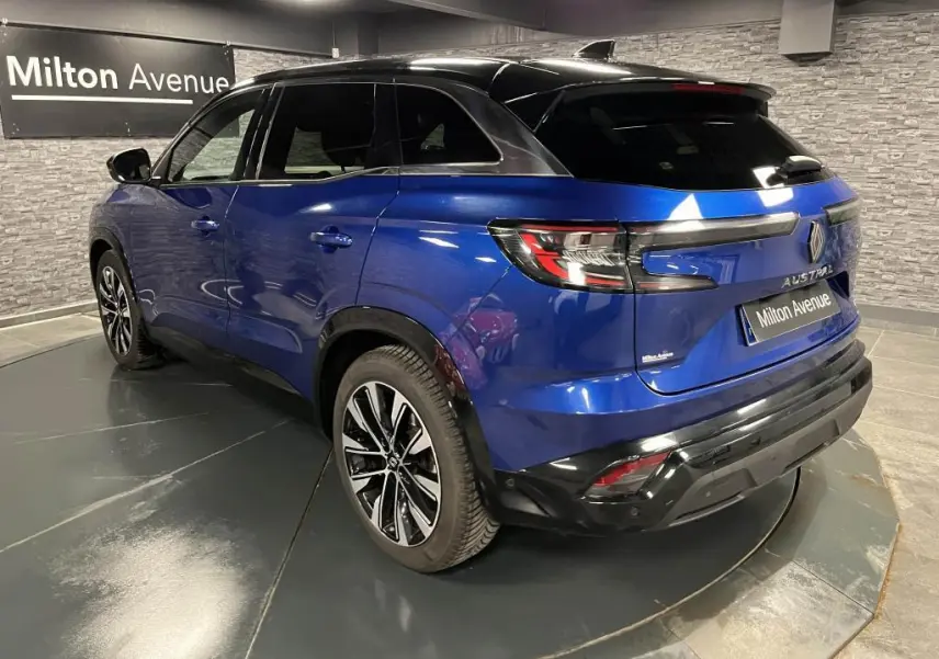 Vue 3/4 arrière droite du Renault Austral bleu avec toit noir et jantes alliage 19 pouces diamantées noires