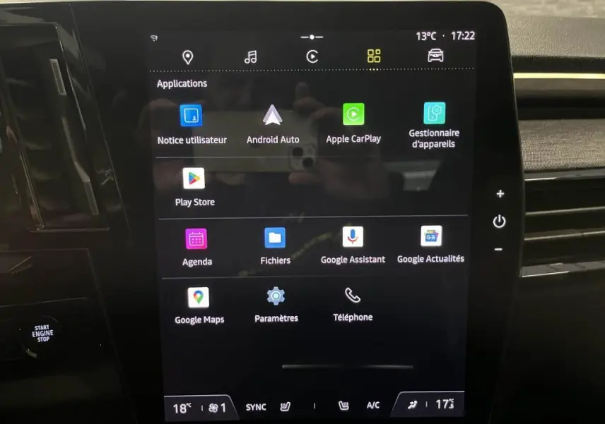 Écran tactile central du Renault Austral 2023 affichant les applications Android Auto et Apple CarPlay, intérieur noir.