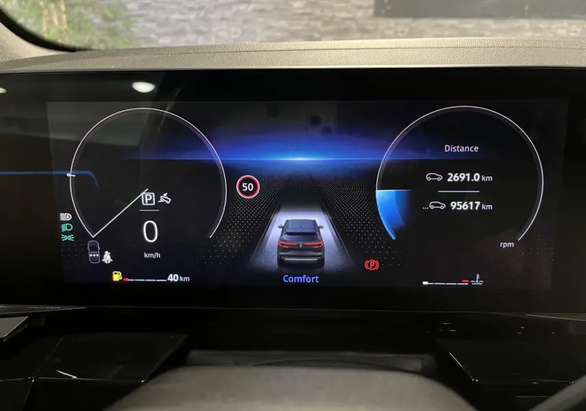 Affichage numérique du tableau de bord du Renault Austral 2023 montrant la vitesse, autonomie et mode de conduite Comfort.