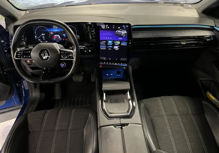 Intérieur avant du Renault Austral bleu, tableau de bord moderne avec écran tactile central et volant multifonction.