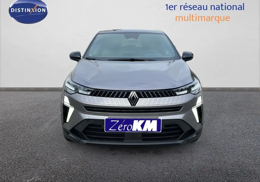 Vue frontale du Renault Captur E-Tech hybride gris Cassiopée avec toit noir, mettant en valeur ses phares LED distinctifs.