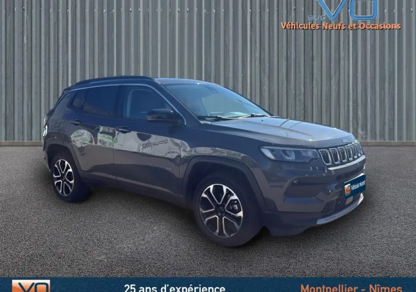 Jeep Compass gris 3/4 avant droit, SUV 2023 avec jantes 18 pouces et barres de toit visibles