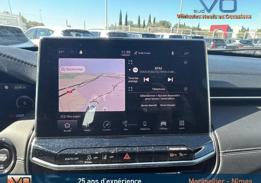 Écran tactile central du Jeep Compass gris 2023 montrant navigation et radio, intérieur moderne avec commandes tactiles.