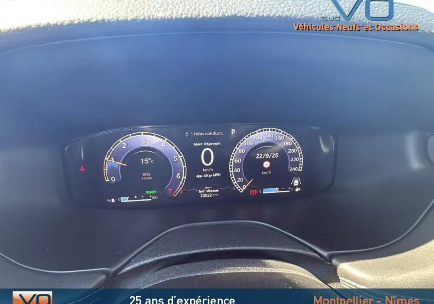 Tableau de bord numérique du Jeep Compass gris 2023 affichant vitesse, compte-tours et température extérieure.