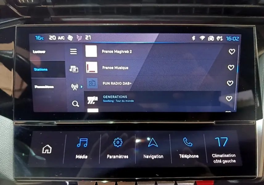 Écran tactile central affichant les stations radio et options multimédia dans une Peugeot 308 PHEV GT 2022.