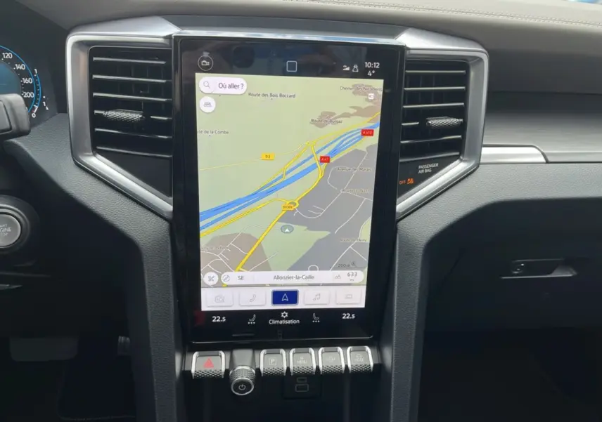 Vue rapprochée de l'écran tactile central avec navigation GPS du tableau de bord noir du Volkswagen Amarok 2025.