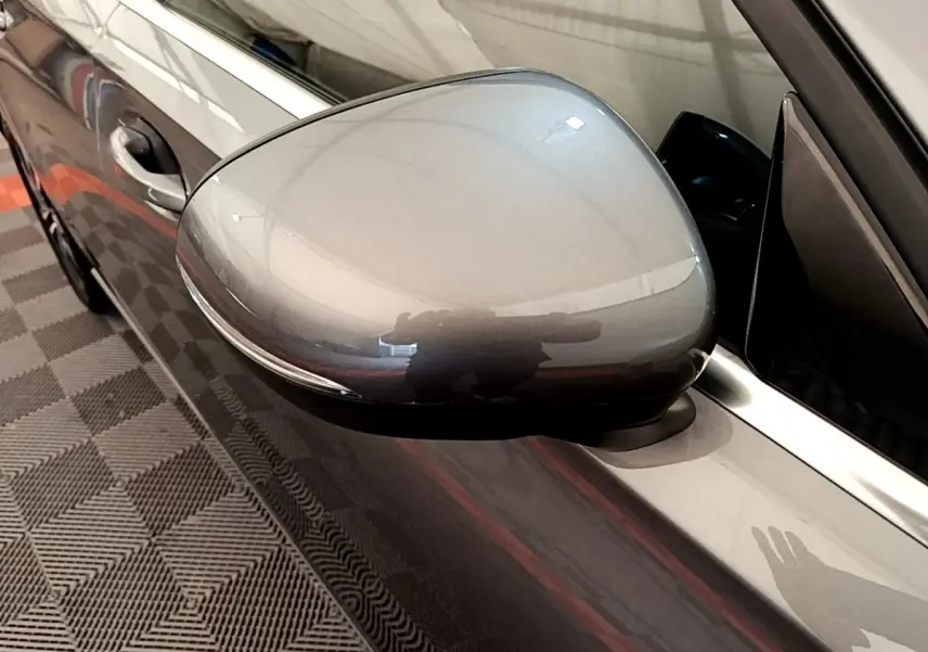 Rétroviseur côté gauche gris métallisé d'une Mercedes Classe A 250 e Business Line 2020, vue rapprochée en intérieur.