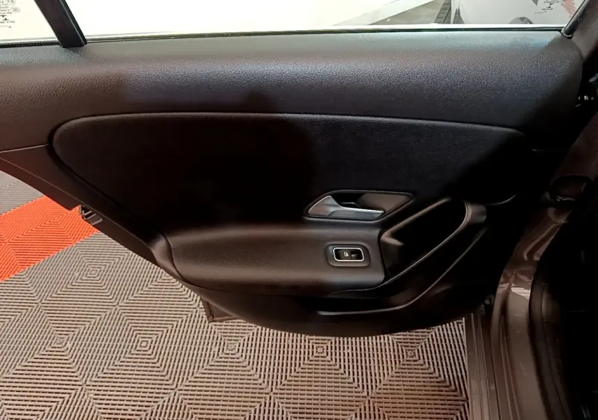 Vue intérieure du panneau de porte arrière droite noire de la Mercedes Classe A 250 e Business Line 2020.