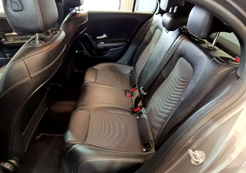 Vue intérieure côté droit sur la banquette arrière en cuir noir et tissu de la Mercedes Classe A 250 e Business Line 2020.