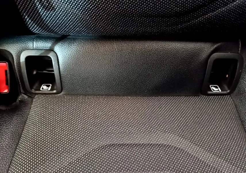 Détail de la banquette arrière noire avec ancrages ISOFIX visibles sur une Mercedes Classe A hybride rechargeable.