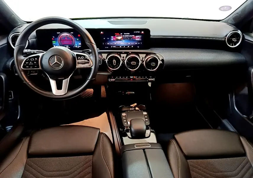 Vue intérieure avant du tableau de bord noir et volant cuir de la Mercedes Classe A 250 e Business Line 2020.