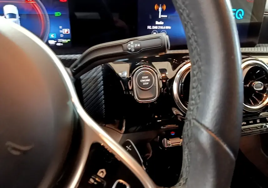 Vue rapprochée du volant cuir noir et du tableau de bord digital d’une Mercedes Classe A hybride rechargeable.