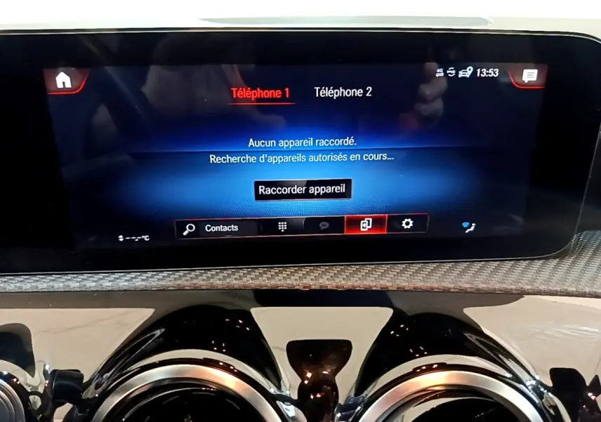 Vue rapprochée de l’écran tactile central et des aérateurs ronds chromés du tableau de bord d’une Mercedes Classe A 250 e.