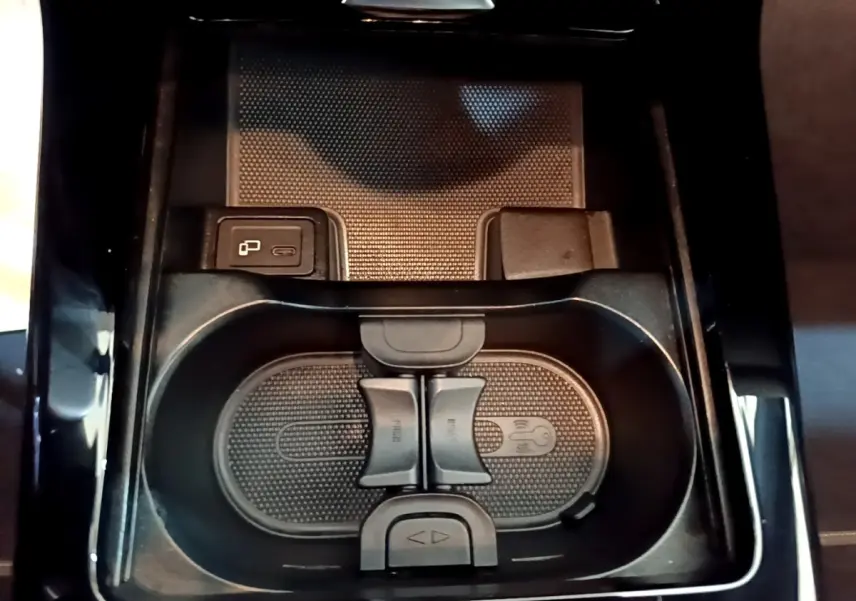 Vue plongeante sur le porte-gobelets noir et compartiment central de la Mercedes Classe A 250 e Business Line 2020.