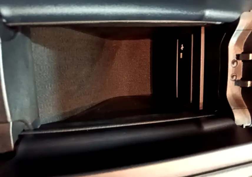 Vue rapprochée de la boîte à gants noire de la Mercedes Classe A 250 e Business Line 2020, intérieur sombre.