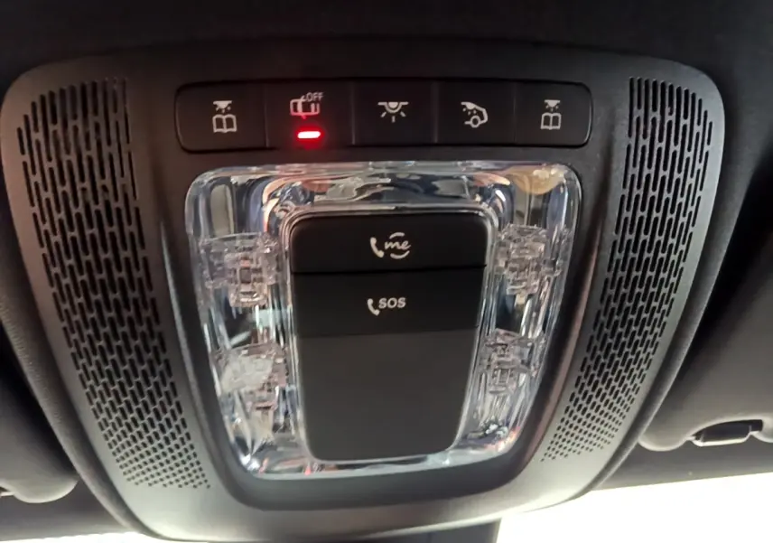 Vue en gros plan du plafonnier avec commandes d'appel d'urgence et éclairage intérieur de la Mercedes Classe A hybride 2020.