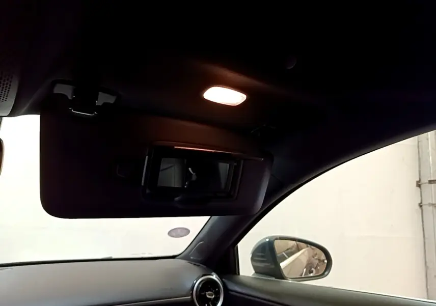 Vue intérieure côté droit du Mercedes Classe A 250 e Business Line 2020, montrant le pare-soleil avec miroir éclairé et rétroviseur extérieur.