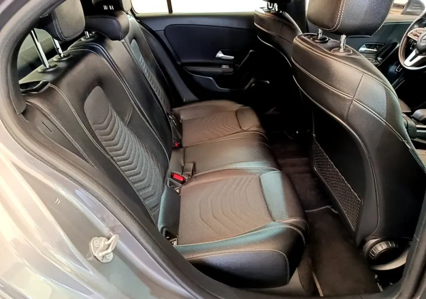 Vue intérieure côté gauche sur la banquette arrière noire en cuir et tissu de la Mercedes Classe A 250 e Business Line 2020.