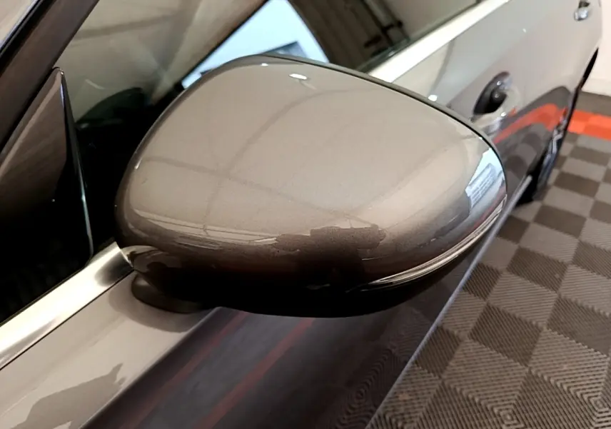 Gros plan sur le rétroviseur côté gauche gris métallisé d'une Mercedes Classe A 250 e Business Line 2020.