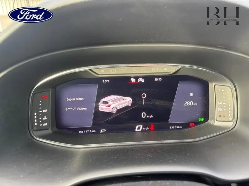 Affichage numérique du tableau de bord montrant une voiture blanche en vue 3/4 arrière avec informations de conduite et autonomie.
