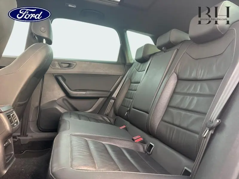 Vue intérieure côté droit des sièges arrière en cuir noir du SEAT Ateca 2020 avec toit panoramique visible.