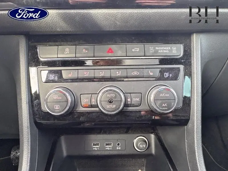 Panneau de commande de climatisation et connectiques USB avec prise 12V dans un intérieur de SEAT Ateca blanc.