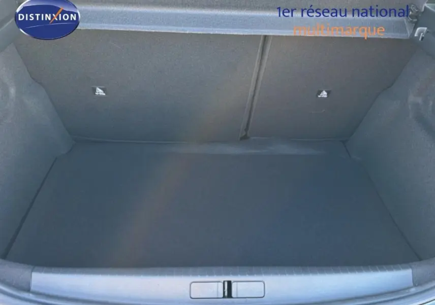 Vue intérieure du coffre spacieux et vide de la Peugeot 208 gris 1.2 Hybrid 2025, avec cache bagages visible.