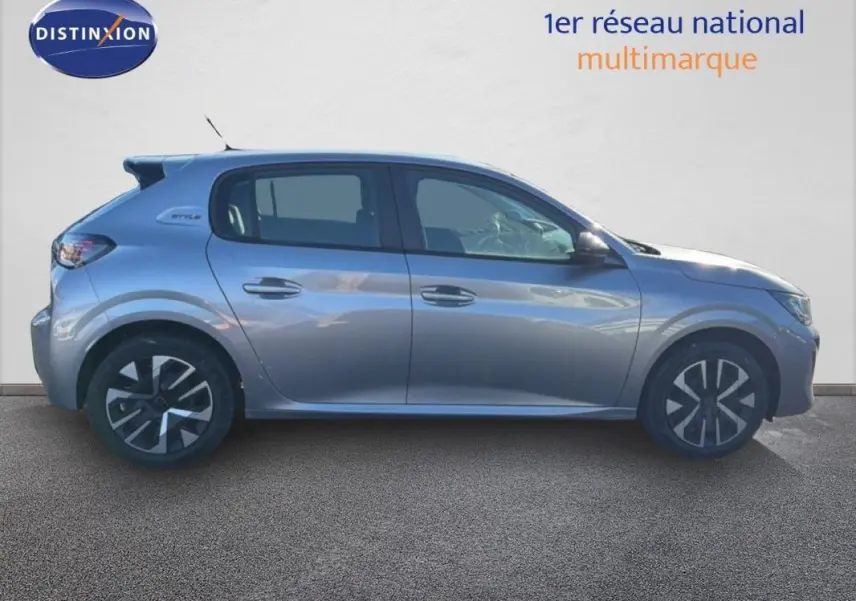 Peugeot 208 gris en profil droit, version 1.2 Hybrid Style avec jantes distinctives et rétroviseurs électriques.