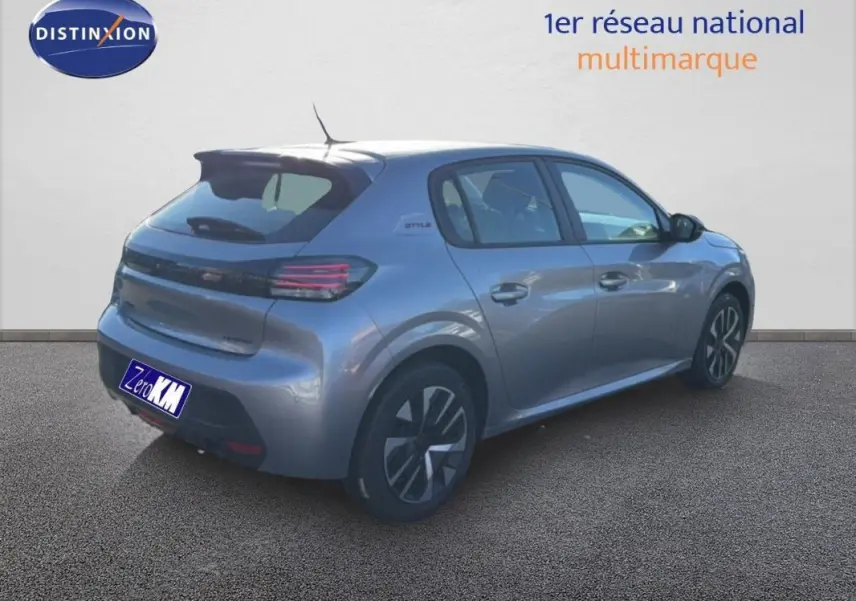 Vue 3/4 arrière droite d'une Peugeot 208 gris métallisé 2025 avec toit noir et jantes stylisées.