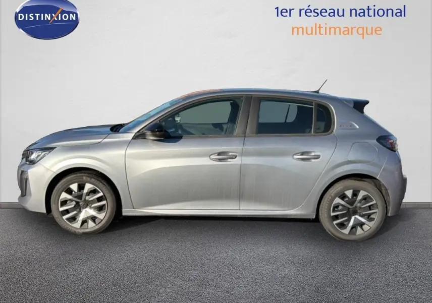 Profil droit d'une Peugeot 208 gris 2025 hybride avec jantes alliage et rétroviseurs électriques.