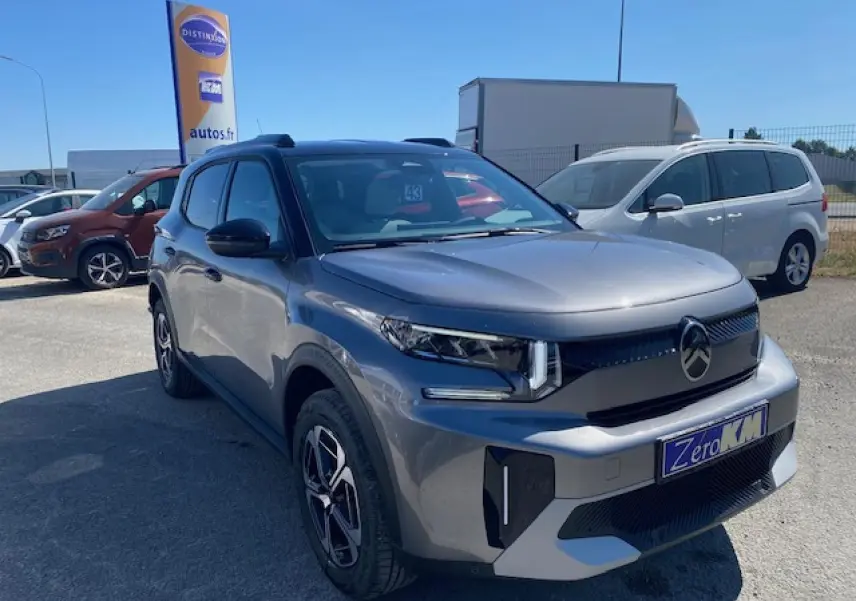 Citroën C3 Aircross gris Mercury avec toit noir, vue 3/4 avant mettant en valeur ses phares LED et jantes diamantées.