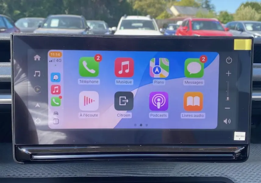 Écran tactile central 10,25" affichant Apple CarPlay dans l'habitacle du Citroën C3 Aircross 2026.