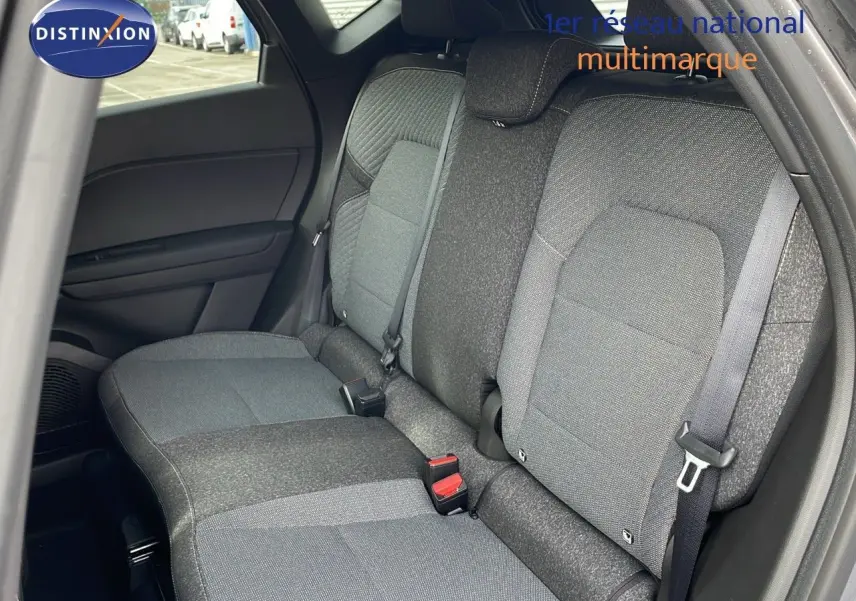 Vue latérale droite de l'intérieur arrière du Renault Captur E-Tech gris Cassiopée avec sièges tissu gris et ceintures de sécurité.