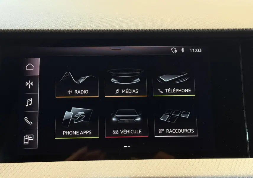 Écran tactile central de l'Audi A1 S line 2020 affichant les options radio, médias, téléphone et véhicule.