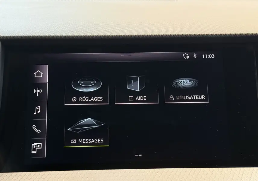 Écran tactile central de l'Audi A1 2020 affichant les options Réglages, Aide, Utilisateur et Messages.
