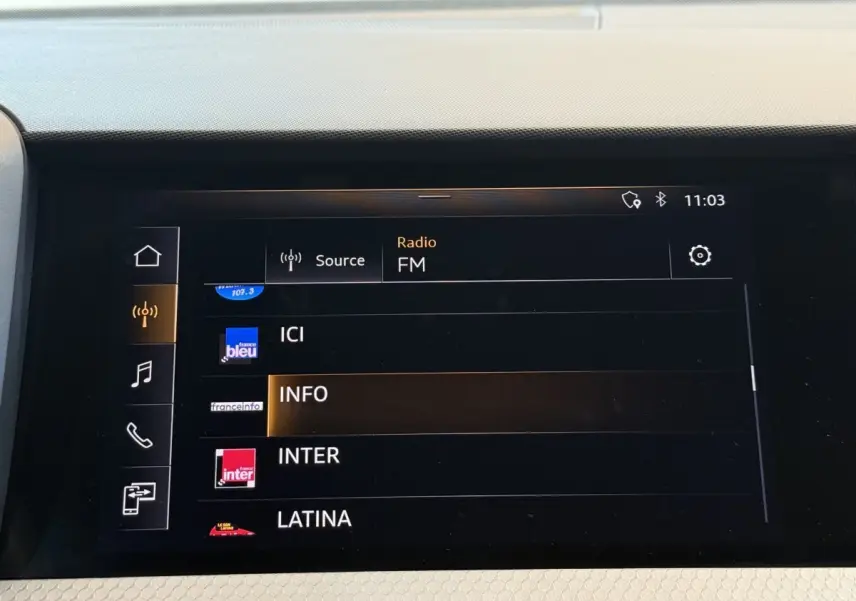 Écran tactile central de l’Audi A1 S line 2020 affichant la sélection des stations radio FM en intérieur noir.