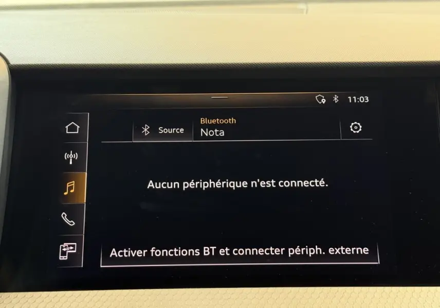 Écran tactile central affichant le menu Bluetooth dans l'Audi A1 S line gris foncé, vue intérieure rapprochée.