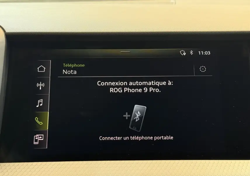 Écran tactile central de l'Audi A1 2020 affichant la connexion Bluetooth avec un smartphone ROG Phone 9 Pro.