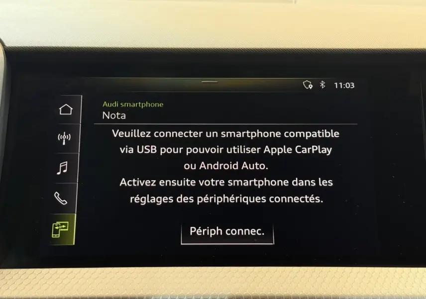 Vue intérieure du tableau de bord de l'Audi A1 2020, écran multimédia affichant la connexion Apple CarPlay et Android Auto.