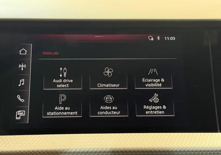 Écran tactile central de l'Audi A1 S line 2020 affichant les options de véhicule sur fond noir.