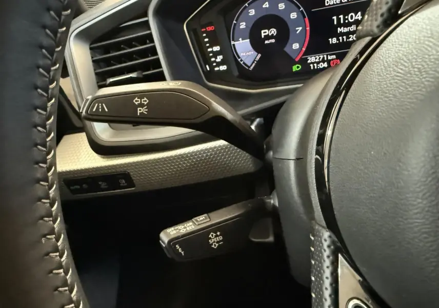 Gros plan sur le volant cuir et le combiné d'instruments numérique de l'Audi A1 1.5 TFSI S line 2020.