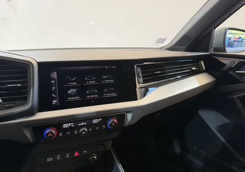 Tableau de bord de l'Audi A1 S line 2020, vue côté passager avec écran tactile et commandes climatisation digitales.