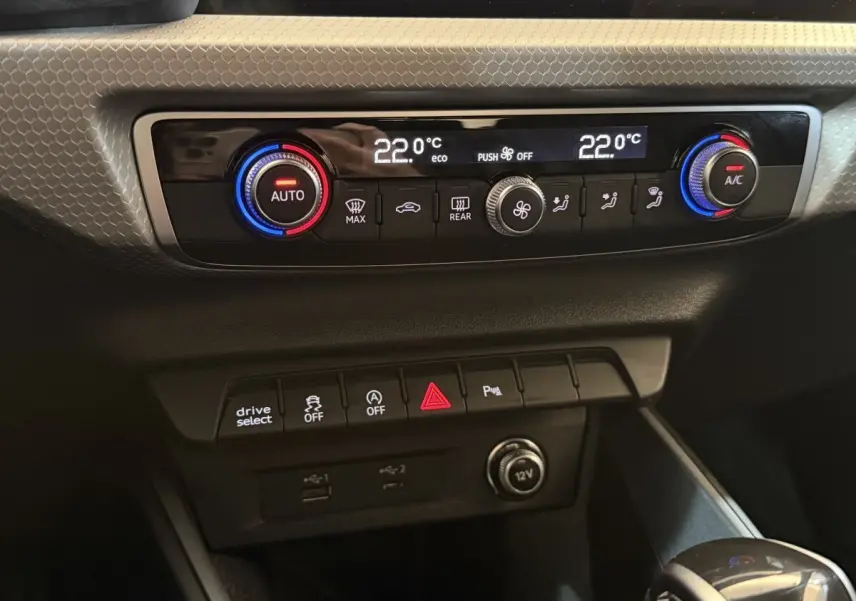 Panneau de climatisation digital double zone et commandes centrales de l'Audi A1 1.5 TFSI S line 2020 en intérieur noir.