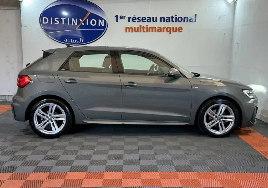 Audi A1 2020 gris foncé vue de profil côté gauche, avec jantes alliage et feux arrière LED allumés.