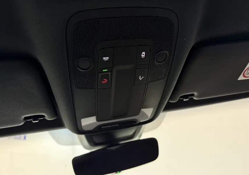 Vue en contre-plongée du plafonnier noir avec commandes SOS et éclairage dans l'habitacle d'une Audi A1 gris foncé 2020