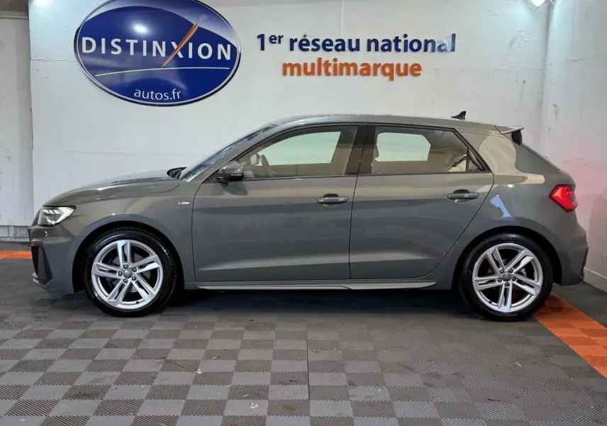 Profil côté gauche d'une Audi A1 S line gris foncé 2020, avec jantes alliage et feux arrière LED visibles.