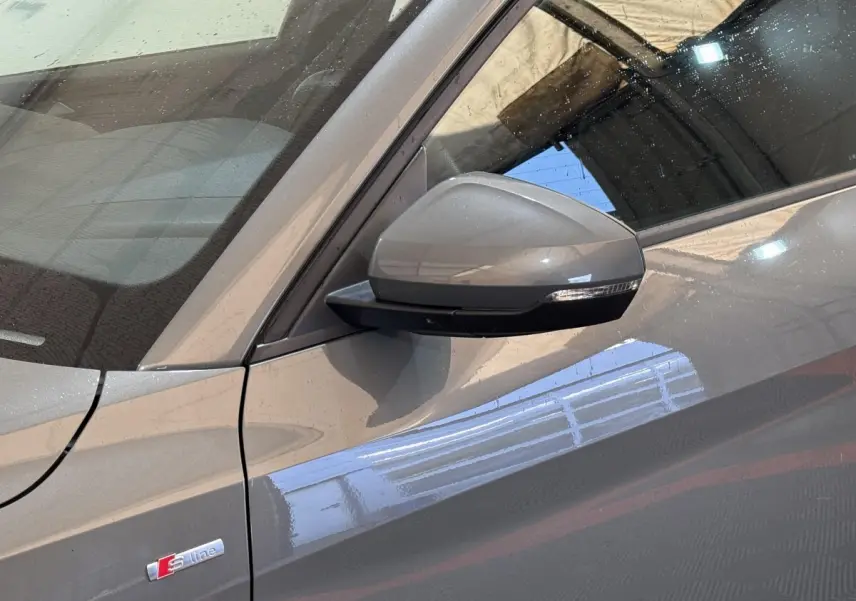 Rétroviseur côté gauche gris foncé de l'Audi A1 1.5 TFSI S line 2020 avec logo S line sur la portière.